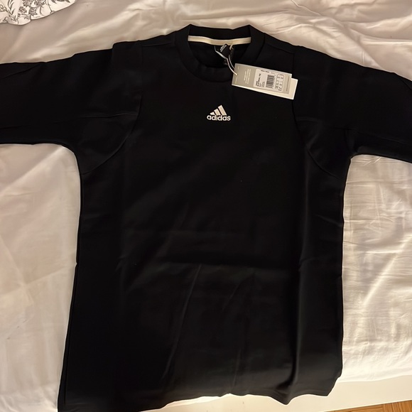 I’m selling my adidas t shirt size xs, never worn bought recently - Picture 2 of 2